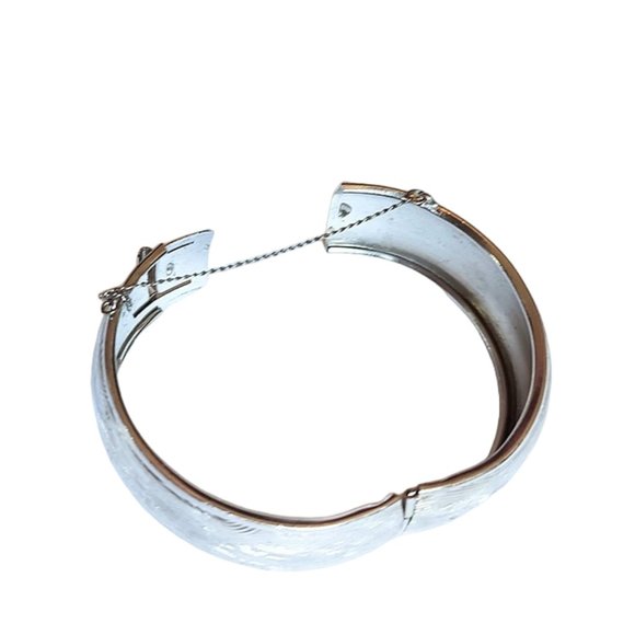 1960s True Vintage Wide Textured Silver Tone Metal Bangle Bracelet By Coro - Picture 3 of 7